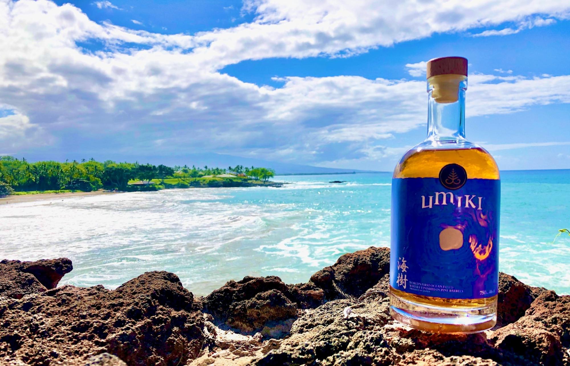 Japonská whisky Umiki na pláži